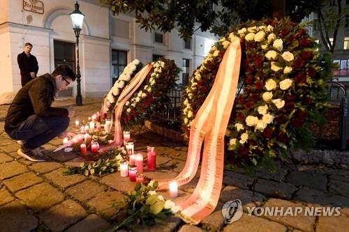 오스트리아 빈 총격테러 사건 희생자를 추모하는 시민들 [AFP=연합뉴스]