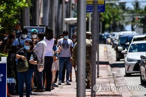 미국 플로리다주 마이애미비치에서 사람들이 코로나19 검사를 받기 위해 줄을 서 기다리고 있다. [AFP=연합뉴스 자료사진]