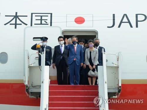 일본 스가 총리, 인도네시아 수카르노하타 공항 도착 [로이터=연합뉴스]