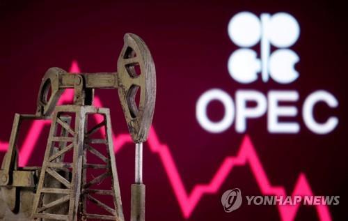 석유수출국기구(OPEC) 로고 앞에 놓은 석유 시추 펌프 모형 [로이터=연합뉴스 자료사진]