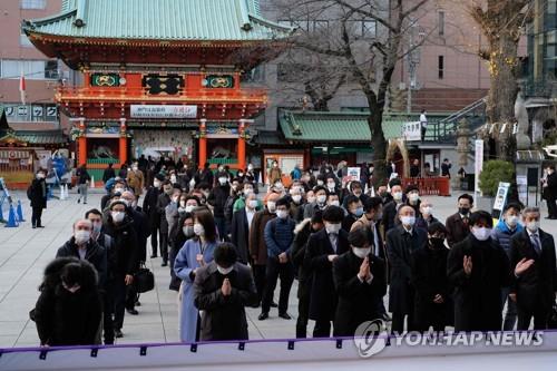 (도쿄 AFP=연합뉴스) 4일 오전 일본 도쿄의 한 신사에서 참배객들이 합장하고 있다.