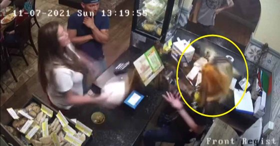 지난 7일 텍사스의 한 레스토랑에서 손님이 직원의 얼굴에 수프를 던지고 있다. [사진 출처: KCENT-TV유튜브 캡처]