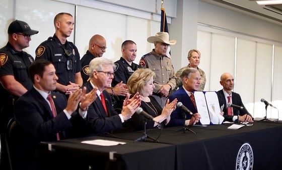 그렉 애봇 주지사가 국경 보안 위한 20억 달러 법안에 서명했다. (사진 출처: CBS DFW / 애봇 주지사 사무실) 