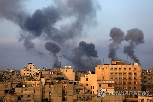 11일 오전 이스라엘군의 공습을 받아 연기가 치솟는 가자지구 남부 [AFP=연합뉴스]