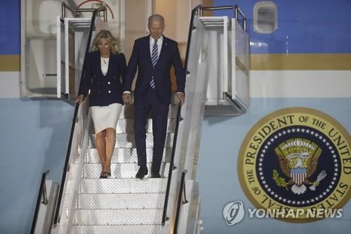 G7 정상회의 개최지 영국 콘월 도착한 바이든 부부