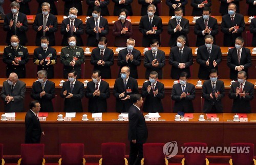 11일 중국 전국인민대표회의 참석자들이 회의장에 들어서는 시진핑 국가주석과 리커창 총리에게 박수를 보내고 있다. [UPI=연합뉴스]