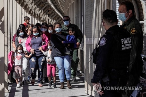 텍사스서 멕시코로 추방되는 중미 출신 밀입국자들 (사진 출처: 연합뉴스)