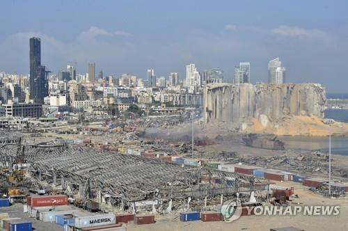 4일(현지시간) 질산암모늄 폭발로 추정되는 폭발사고로 폐허가 된 베이루트항 모습. [EPA=연합뉴스 자료사진]