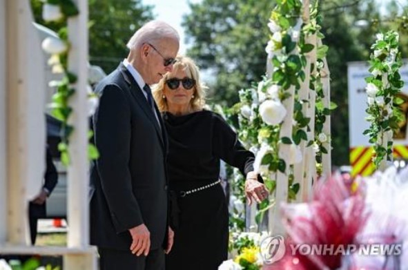 조 바이든 대통령과 질 바이든 여사가 롭 초등학교를 방문해 희생자들을 추모했다. (사진 출처: AFP / 연합뉴스) 