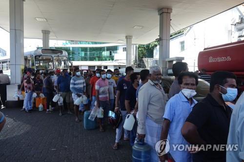 경제난 속 기름 사려 주유소에 몰린 인파 (사진 출처: 연합뉴스)