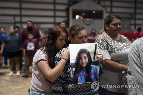 초등학교 총격 사건 희생자 가족 (사진 출처: AP / 연합뉴스)