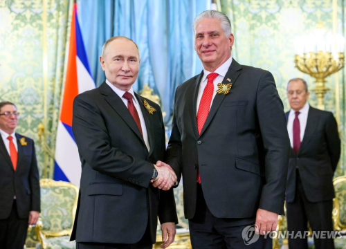 5월 9일 모스크바에서 만난 푸틴(왼쪽)과 디아스카넬 (사진 출처: 연합뉴스)