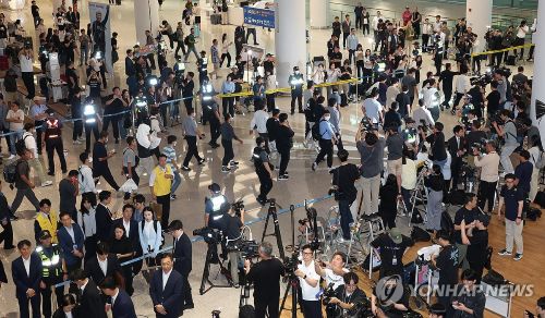조지아주에 구금됐던 한국인 근로자들이 12일 인천국제공항 제2여객터미널 입국장을 나서고 있다.(사진 출처:연합뉴스)