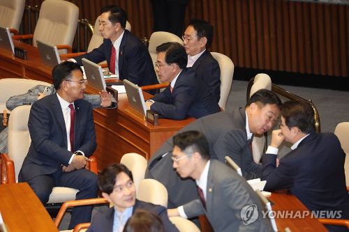 25일 서울 여의도 국회 본회의장에서 국민의힘 송언석 원내대표가 의원들과 대화하고 있다.(사진 출처:연합뉴스)