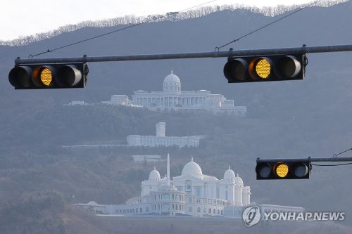  통일교 금품수수 의혹이 정치권을 강타한 가운데 12일 오전 경기도 가평군 통일교 천정궁 일대가 적막하다. [사진 출처: 연합뉴스]