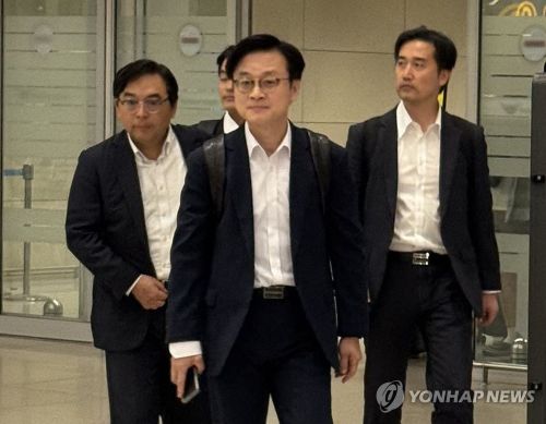 김정관 산업통상부 장관이 6일 오전 인천공항 제2터미널 입국장을 통해 귀국하고 있다.(사진 출처:연합뉴스)