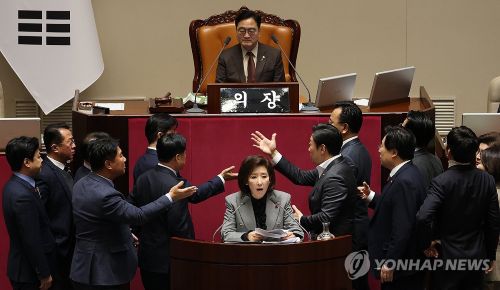 우원식 국회의장은 오늘(9일) 본회의장에서 국민의힘 나경원 의원의 필리버스터 도중 회의 정회를 선포했다. [사진 출처: 연합뉴스]