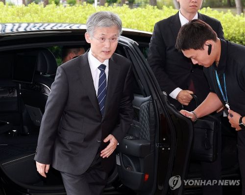 조희대 대법원장이 19일 서울 서초구 대법원으로 출근하고 있다.(사진 출처:연합뉴스)
