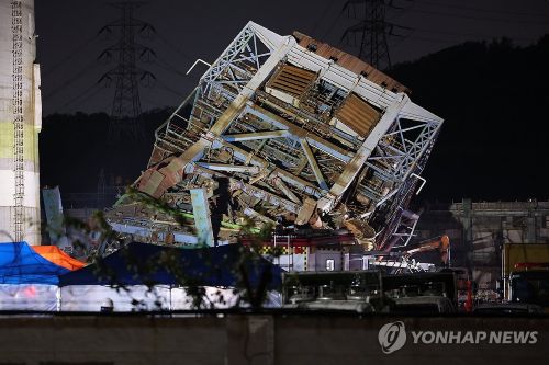  6일 오후 울산발전본부 울산화력발전소 보일러 타워 붕괴 사고 현장에서 야간작업이 이어지고 있다.(사진 출처:연합뉴스)