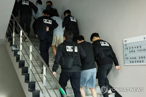 20일 오후 충남경찰청에서 사기 혐의로 수사받는 캄보디아 송환 피의자들 (사진 출처:연합뉴스)