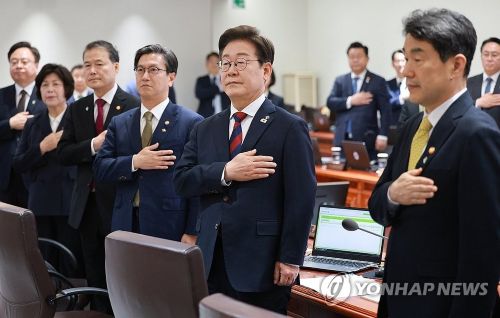 이재명 대통령이 5일 서울 용산 대통령실 청사에서 주재한 첫 국무회의에서 국기에 경례하고 있다.(사진 출처: 연합뉴스)