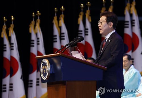 이재명 대통령이 15일 서울 세종문화회관에서 열린 80주년 광복절 경축식에서 경축사를 하고 있다.(사진 출처:연합뉴스)