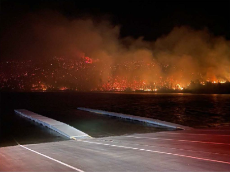 톰슨 산불이 배경으로 보이는 오로빌 호수 (사진 출처: CAL FIRE/Butte County 페이스북 캡처)