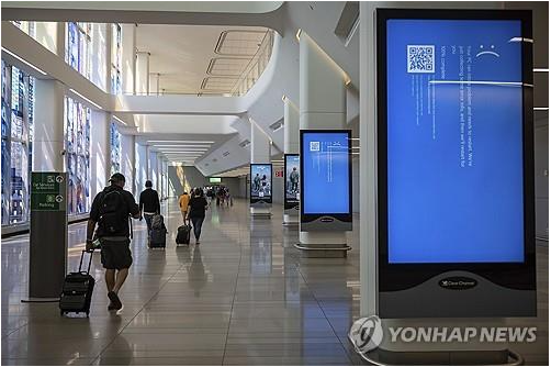 뉴욕 라과디아 공항 안내기기의 '블루스크린' (사진 출처: 연합뉴스)