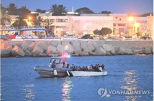 이탈리아 람페두사섬 연안에 진입하는 난민선 (사진 출처: 연합뉴스)