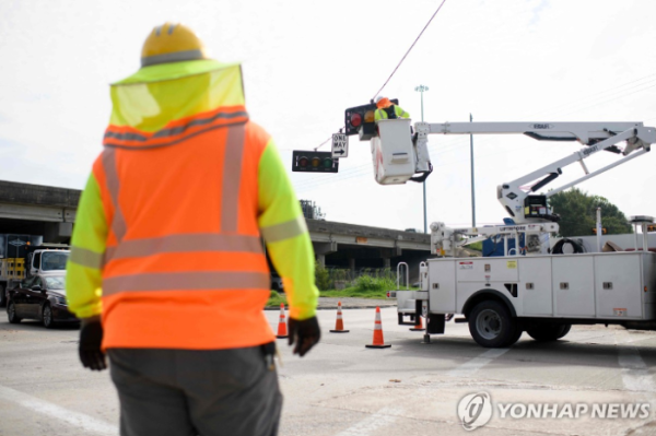 지난 11일(현지시간) 텍사스 휴스턴에서 전력 시설을 복구 중인 작업자들 (사진 출처: 연합뉴스) 