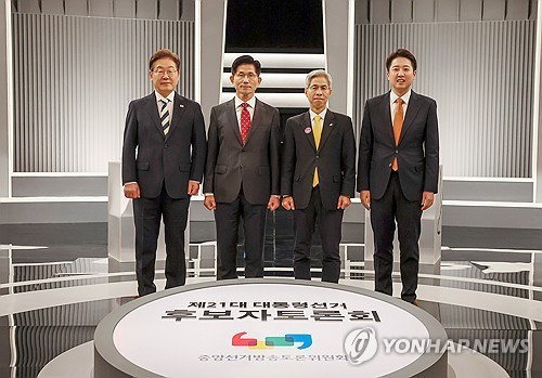 후보들은 오늘(27일) 저녁에 열리는 마지막 TV토론에 임하며 막판 표심 잡기에 나섰다.(사진 출처: 연합뉴스)