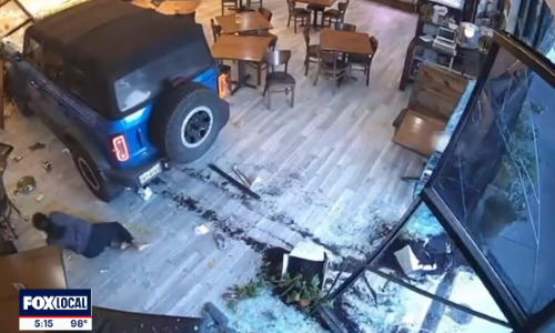 SUV 한 대가 어빙의 한 인도 음식점 안으로 돌진해 식사 중이던 부부를 덮치는 사고가 발생했다.(사진 출처:fox4news캡처)