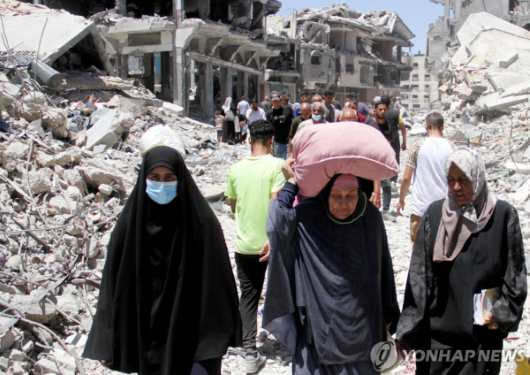 폭격받은 가자지구를 빠져나가는 주민들 (사진 출처: 연합뉴스)