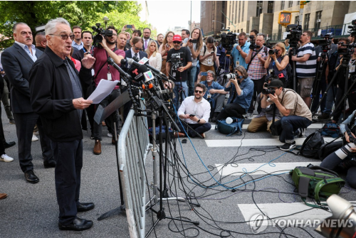 28일 트럼프 전 대통령의 형사재판이 열리는 미 뉴욕 법원 앞에서 발언 중인 배우 로버트 드니로 (사진 출처: 연합뉴스)