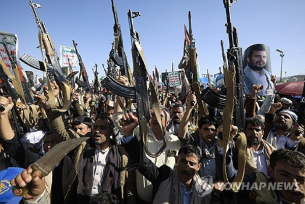 총을 든 채 반미·반이스라엘 구호를 외치는 예멘의 후티 반군 지지자들 (사진 출처: 연합뉴스)
