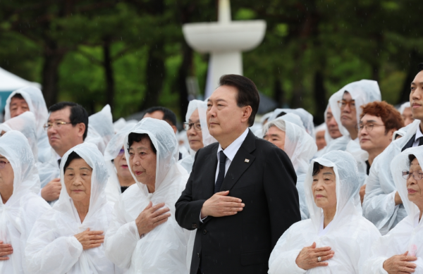 국기에 경례하는 윤석열 대통령 (사진 출처: 연합뉴스)