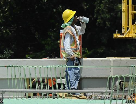 폭염에 물을 마시는 미국 건설 노동자 (사진 출처: 연합뉴스)