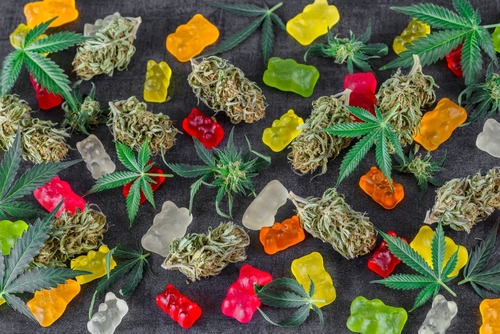 프로스퍼 졸업파티에서 나눠진 마약 성분이 든 THC 거미(gummies) 젤리로 7명이 병원에 실려가면서 두 십대가 마약 제조·유통 혐의로 기소됐다. 