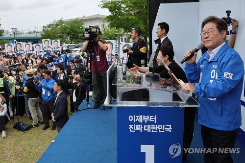 이재명 대선후보가 16일 전북 익산시 익산역 동부광장에서 열린 유세에서 지지를 호소하는 연설을 하고 있다. (사진 출처:연합뉴스)