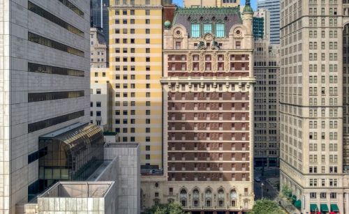 The Adolphus 호텔의 유리 아트리움이 겨울 폭풍의 눈과 얼음 무게를 견디지 못하고 무너졌다. [사진 출처: shutterstock]