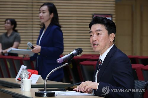 강훈식 비서실장이 28일 용산 대통령실에서 한미 정상회담 결과 등을 설명하는 기자간담회를 하고 있다.(사진 출처:연합뉴스)