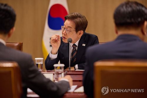 이재명 대통령이 9일 서울 용산 대통령실 청사에서 열린 비상경제점검 2차 태스크포스(TF)회의를 하고 있다.(사진 출처:연합뉴스)