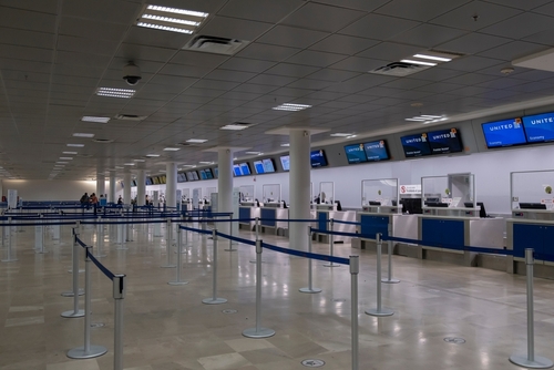 멕시코 국제공항에서 항공편 취소 여파로 체크인 카운터가 한산한 모습을 보이고 있다.[사진 출처: shutterstock]