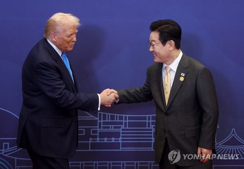 이재명 대통령이 29일 대통령 주최 정상 특별만찬에 앞서 도널드 트럼프 미국 대통령을 영접하고 있다.(사진 출처:연합뉴스)