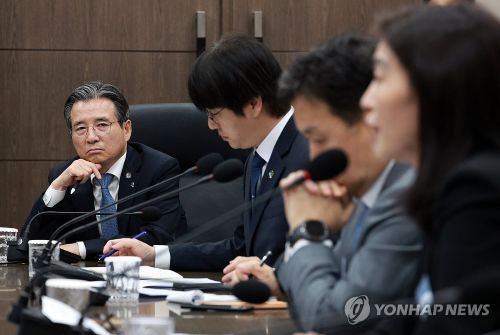 트럼프 대통령이 관세 협상 서한 보내오자 대통령실은 즉각 김용범 정책실장 주재로 대책회의를 소집했다.(사진 출처: 연합뉴스)
