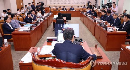  1일 서울 여의도 국회에서 열린 법제사법위원회 전체회의에서 상법 일부개정법률안이 통과되고 있다.(사진 출처:연합뉴스)