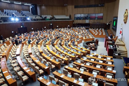  24일 국회에서 열린 12월 임시국회 본회의에서 정보통신망법 개정안이 더불어민주당 주도로 처리되고 있다.[사진 출처: 연합뉴스]