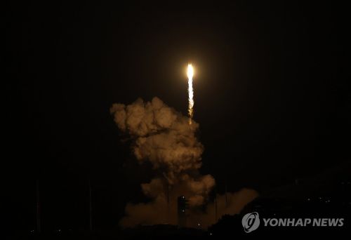 한국형발사체 누리호가 27일 새벽 전남 고흥군 나로우주센터에서 발사되고 있다.[사진 출처:연합뉴스]