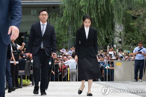 김건희 여사가 지난 6일 서울 종로구 KT광화문빌딩 웨스트에 마련된 민중기 특별검사팀에 피의자 신분으로 첫 출석하고 있다. (사진 출처:연합뉴스)