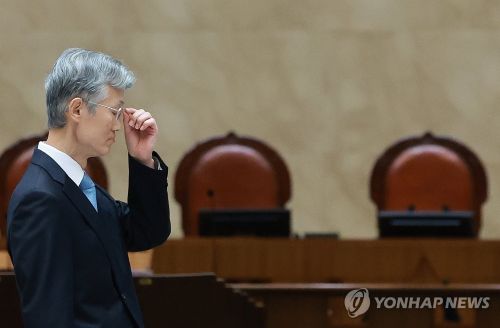  조희대 대법원장이 12일 서울 서초구 대법원 중앙홀에서 열린 '2025 대한민국 법원의 날 기념식'에서 시상에 앞서 안경을 고쳐 쓰고 있다.(사진 출처:연합뉴스)
